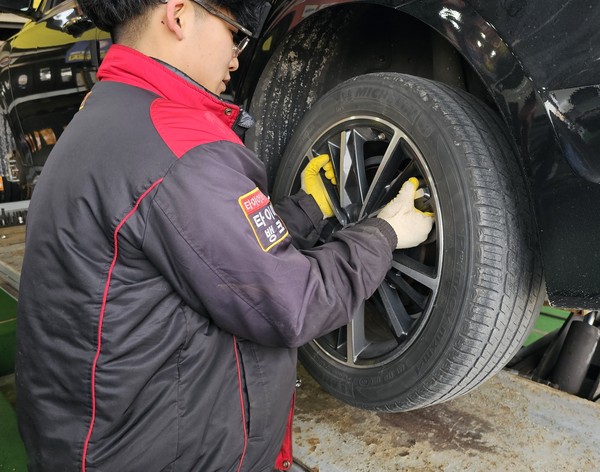 강원도와 경기 북부 등 일부 지역의 기온이 영하로 떨어지면서 윈터타이어의 필요성이 대두됨에 따라 타이어 유통 전문기업 타이어뱅크가 윈터타이어 수요에 대비해 관련 서비스를 본격 가동한다. 사진/타이어뱅크