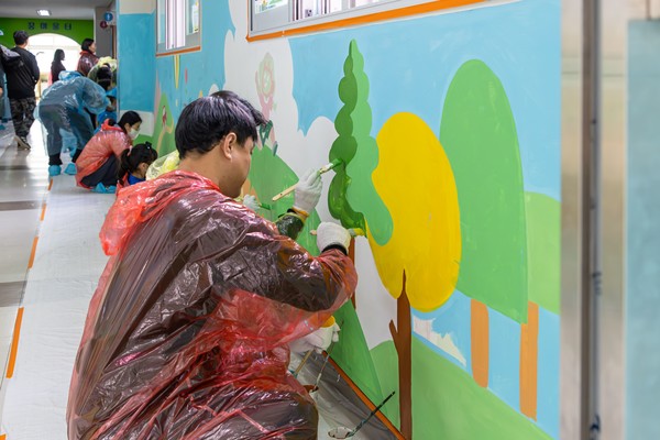 한국앤컴퍼니그룹이 '가족과 함께하는 벽화 그리기' 봉사활동을 진행했다. 사진/한국앤컴퍼니그룹