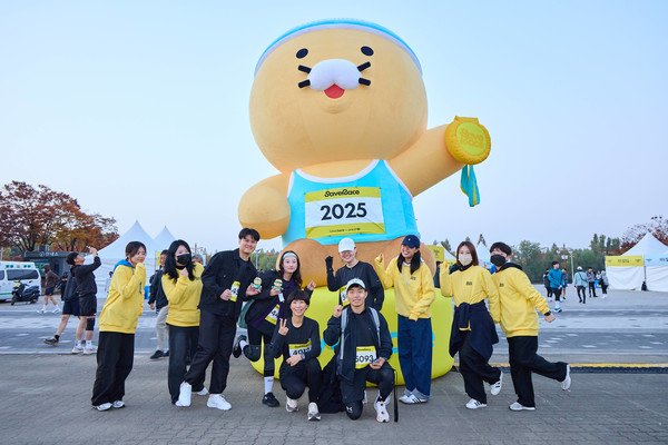 카카오뱅크와 유니세프가 함께 주최한 친환경 기부 마라톤 'Save Race 2025'가 지난 9일 서울 상암 월드컵공원에서 열렸다. 참가자들이 행사장에 마련된 포토존에서 기념 촬영을 하고 있다. 사진/카카오뱅크