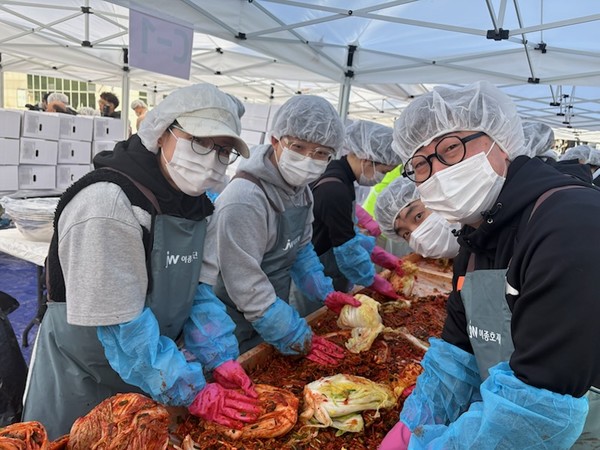 JW 임직원들이 지난 1일 과천시민회관 시계탑 광장에서 열린 2025년 모두가 나누는 김장축제에서 김장을 담그고 있다. 사진/JW홀딩스