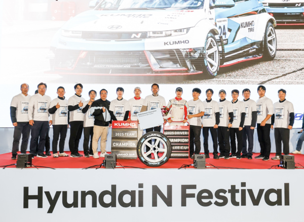 금호타이어가 후원하고, 신영학 감독이 이끄는 금호 SL모터스포츠팀이 지난 8일~9일 경기도 용인 에버랜드 스피드웨이에서 펼쳐진 2025 현대N페스티벌 eN1 클래스에서 드라이버, 팀, 타이어 제조사 통합 챔피언 타이틀을 차지했다. 사진/금호타이어