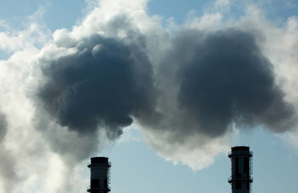 온실가스를 많이 배출하는 기업이 내년부터 2030년까지 배출할 수 있는 온실가스양이 25억3730만t으로 정해졌다.