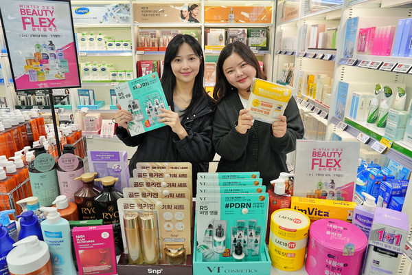 서울특별시 송파구에 위치한 롯데마트 제타플렉스 잠실점에서 '뷰티플렉스' 행사를 홍보하는 퍼스널케어팀 조소은(왼쪽) MD와 이가연 MD의 모습. 사진/롯데쇼핑