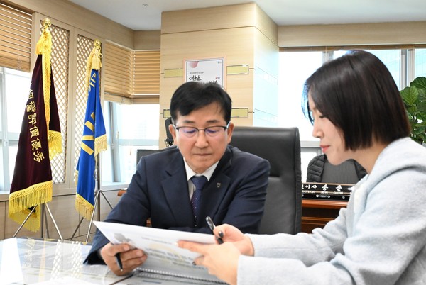 송춘수 NH농협손해보험 대표이사(왼쪽)가 'NH올원더풀 백년동행 간병보험' 1호 가입을 진행하고 있다. 사진/NH농협손해보험