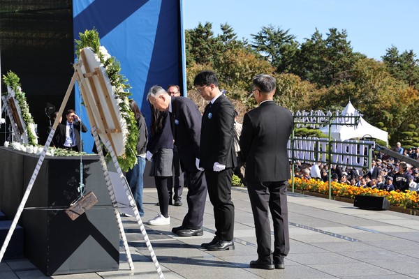 이중근 회장을 비롯한 국민대표 4인이 유엔 참전용사들의 숭고한 헌신과 희생을 추모하고 있다.