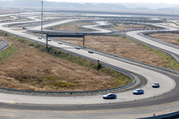 지난 9일 열린 한국앤컴퍼니그룹 '드라이빙 데이' 참가자들이 한국테크노링 테스트 트랙에서 고성능 차량 주행을 통해 한국타이어의 기술력을 경험하고 있다. 사진/한국앤컴퍼니그룹