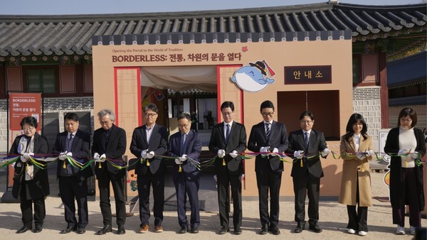 넥슨재단은 12일 경복궁 생물방에서 넥슨 게임과 전통공예의 만남을 다룬 ‘BORDERLESS – 전통, 차원의 문을 열다’ 전시 오프닝 행사를 진행했다.