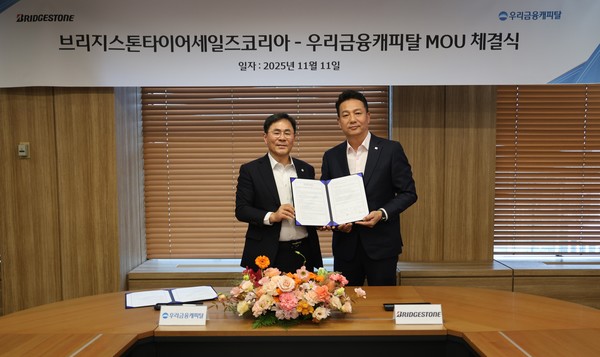 왼쪽부터) 기동호 우리금융캐피탈 대표이사와 김헌영 브리지스톤타이어세일즈코리아 대표이사가 지난 11일 우리금융캐피탈 서울본사에서 화물차주 상생 금융지원 업무협약 체결 후 기념사진을 촬영했다. 사진/우리금융그룹