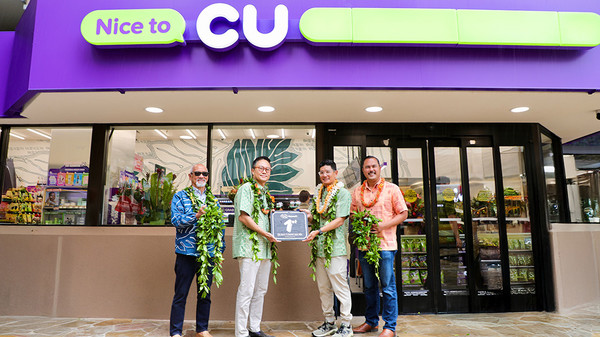 홍정국 BGF리테일 부회장(가운데 왼쪽)과 CU Hawaii Robert Kurisu(로버트 쿠리수, 가운데 오른쪽) 대표가 CU 하와이 1호점 앞에서 열린 오픈식에서 기념 촬영 하고 있다. 사진/BGF리테일