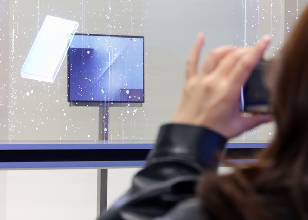 경북 경주 엑스포공원 에어돔에서 열린 'K-테크 쇼케이스'에서 삼성전자의 두 번 접는 스마트폰 '트라이폴드폰'. 사진/연합뉴스