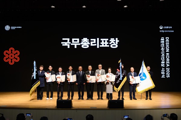 12일 서울 강남구 코엑스 그랜드컨퍼런스룸에서 진행된 ‘2025 대한민국디자인대상’에서 디자인 경영 부문 국무총리 표창을 받고 기념촬영 하고있다. 사진/앳홈