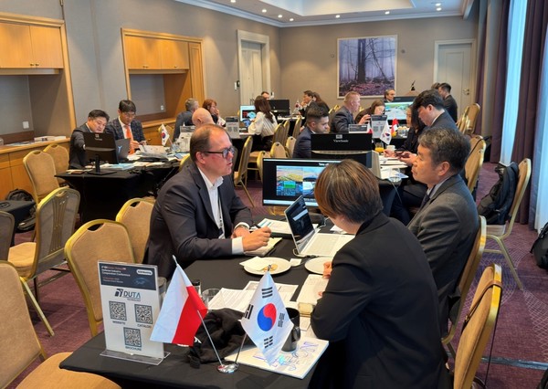 코트라는 대전테크노파크와 함께 13일(현지시간) 폴란드 바르샤바에 방산 사절단을 파견해 1:1 비즈니스 상담회를 개최했다.