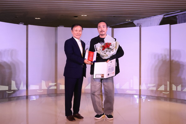지난 13일 골프존조이마루에서 열린 제5회 ‘철화분청사기 산업이 되다’ 시상식에서 김영찬 골프존문화재단 이사장(왼쪽)이 대상을 수상한 박연태 작가에게 상장과 트로피를 수여하고 기념촬영을 하고 있다.
