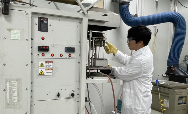 애경케미칼 연구원이 우레탄 단열재 심재 준불연 성능 평가를 실시하고 있다. 사진/애경케미칼