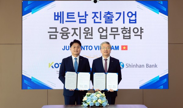 지난 14일(현지시간) 베트남 호치민의 신한베트남은행 본점에서 진행된 ‘베트남 진출기업 금융지원 업무협약식’에서 강규원 신한베트남은행 법인장(왼쪽)과 김종호 기술보증기금 이사장이 기념촬영하는 모습. 사진/신한은행