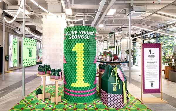 1주년 테마로 꾸며진 '올리브영N 성수' 내부 전경. 사진/CJ올리브영