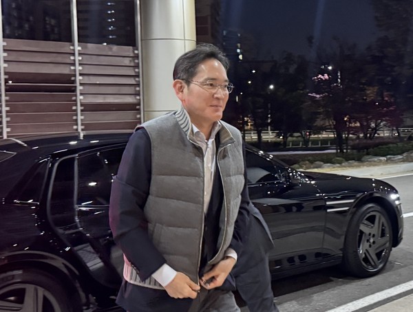 이재용 삼성전자 회장이 11월 17일 강서구 서울김포비즈니스항공센터(SGBAC)를 통해 UAE로 출국하고 있다. 사진/연합뉴스