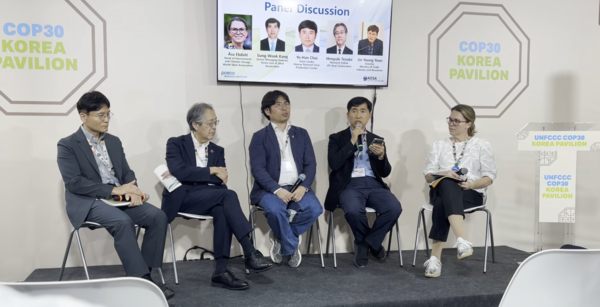 (사진 오른쪽부터) Åsa Ekdahl 세계철강협회 국장, 강성욱 한국철강협회 전무, 최요한 생기원 박사, Tezuka Hiroyuki JFE스틸 전무, 윤진영 산업통상자원부 과장이 탄소저감강재 국제표준 및 시장조성 방안을 논의하고 있다. 사진/한국철강협회