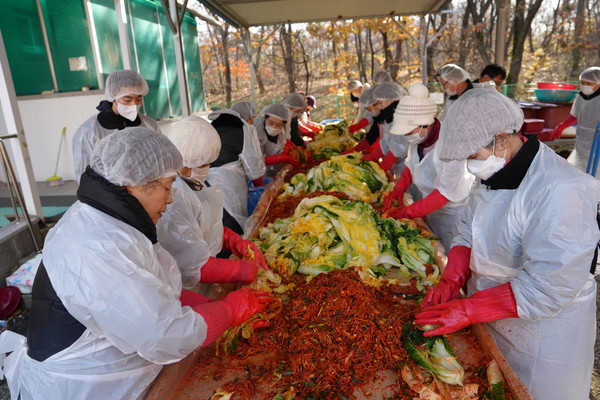 건설공제조합이 지난 17일 용인시 처인구 백암면에 위치한 장애인 거주시설 성가원을 방문해 따뜻한 겨울나기를 위한 김장봉사 활동에 나섰다.