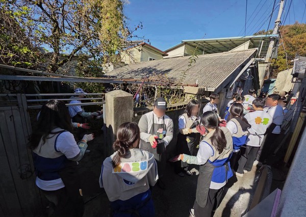 교촌에프앤비는 전주시 완산구 낙수정마을에서 치킨·연탄 나눔 봉사활동을 진행했다고 19일 밝혔다. 사진/교촌에프앤비