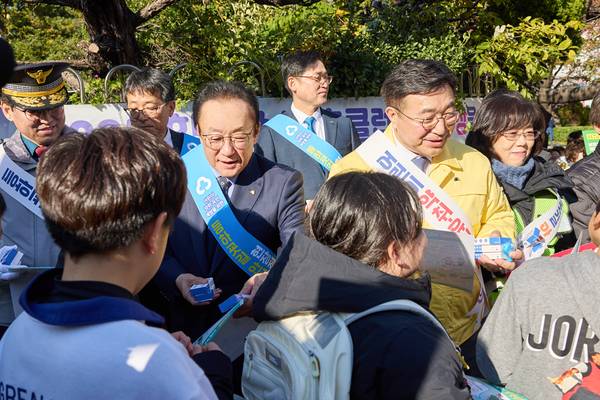 지난 18일 김인 새마을금고중앙회장(가운데 왼쪽)과 윤호중 행정안전부 장관 및 기타 관계자들이 부산 수영구에 위치한 광남초등학교에서 어린이 등·하교길 안전 확보를 위해 안전물품과 리플릿 등을 나눠주고 있다. 사진/새마을금고중앙회