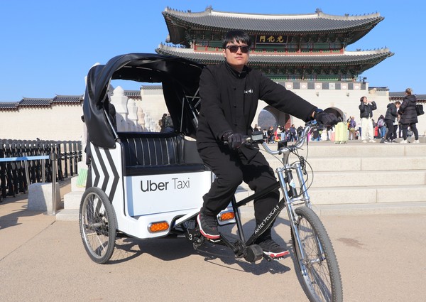 우버 택시가 서울 북촌에서 '우버 택시 인력거'를 활용한 투어 프로그램을 운영한다. 사진/우버 택시