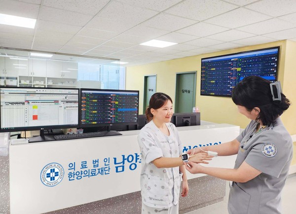 남양주한양병원의 한 병동에서 간호사가 환자에게 씽크와 연동되는 산소포화도 측정 기기를 적용하고 있다. 사진/대웅제약