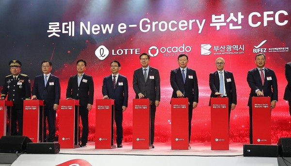 2023년 12월 5일, 부산 강서구 미음동 국제산업물류도시 내 롯데쇼핑 고객 풀필먼트 센터(CFC) 부지에서 열린 기공식에서 박형준 부산시장(왼쪽 다섯번째부터), 신동빈 롯데그룹 회장, 팀 스테인 오카도 CEO, 김상현 롯데쇼핑 부회장 등 참석자들이 세리머니를 하고 있다. 사진/연합뉴스