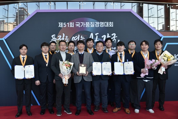 이달 19일 서울 코엑스에서 진행한 국가품질경영대회 행사에서 콜마비앤에이치 임직원들이 기념 촬영 하고있다. 사진/콜마비앤에이치