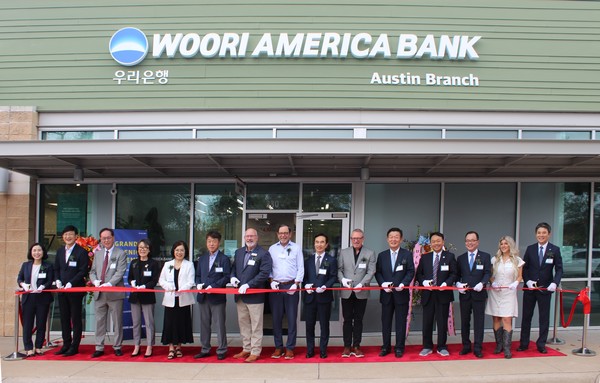 류형진 우리은행 글로벌그룹장(왼쪽 9번째), 이태훈 우리아메리카은행 법인장(왼쪽 13번째), 마크듀발(Mark Duval) 오스틴 아시안상공회의소 CEO(왼쪽 10번째), 에릭보이스(Eric Boyce) 시더파크 시의원(왼쪽 7번째), 데이브 포터(Dave Porter) 윌리암슨카운티 경제개발청 이사(왼쪽 8번째), 이옥희 오스틴 한인회장(왼쪽 5번째), 지은현 코리아텍사스포럼 대표(왼쪽 4번째)와 관계자들이 기념촬영을 하고 있다. 사진/우리은행