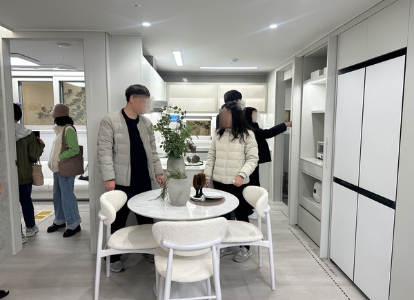 59㎡ 유니트를 살펴보는 관람객들. 사진/오아름 기자
