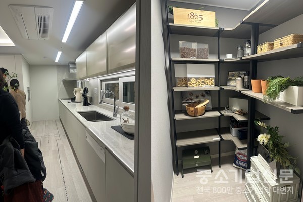 84㎡ 주방과 펜트리. 사진/오아름 기자