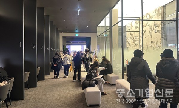 유니트를 둘러보고 일반분양을 상담하기 위해 기다리는 관람객들. 사진/오아름