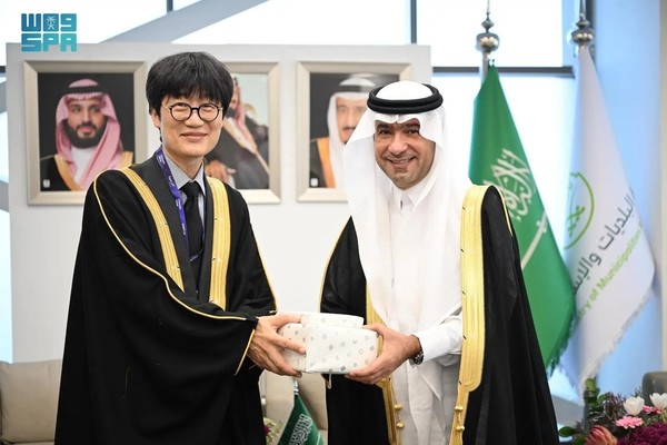 이해진 네이버 의장(왼쪽)이 지난 18일 사우디아라비아 리야드에서 열린 '시티스케이프 국제 엑스포' 현장에서 마지드 알호가일 사우디 자치행정주택부 장관과 만나 선물을 주고 받고 있다. 사진/연합뉴스(SPA 화면 캡처)