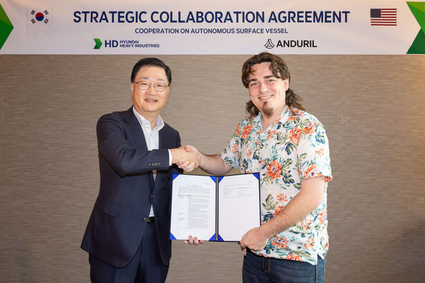 서울 중구 웨스틴 조선호텔에서 HD현대중공업 주원호 사장(사진 왼쪽)과 안두릴 팔머 럭키 공동 설립자가 ASV 설계 및 건조계약을 체결하는 모습. 사진/HD현대