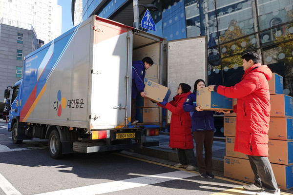 서울 서대문구 충정로 구세군 대한본영에서 CJ대한통운과 구세군 직원들이 자선모금 물품이 담긴 택배상자들을 주고받고 있다. 사진/CJ대한통운