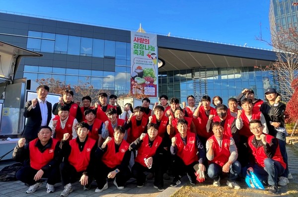'2025 사랑의 김장나눔 축제'에 참여한 하림 임직원 30여 명이 봉사 활동에 앞서 기념 촬영 하고있다. 사진/하림