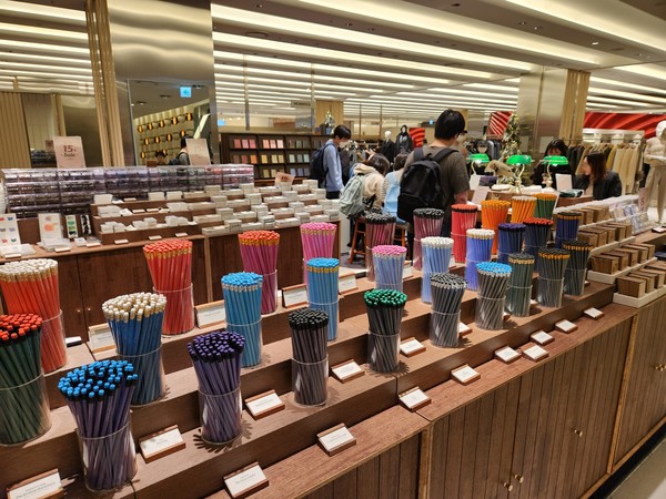 현대백화점은 오는 30일까지 무역센터점 5층에서 필기·독서 용품 전문 브랜드 ‘글입다(Wearingeul)’ 팝업스토어를 연다고 23일 밝혔다. 사진/현대백화점