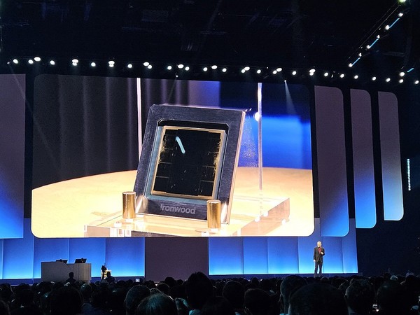 구글이 지난 4월 미국 라스베이거스에서 개최한 '구글 클라우드 넥스트 2025'에서 자사의 7세대 텐서처리장치(TPU) '아이언우드'를 공개하고 있다. 사진/연합뉴스