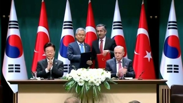 한국전력공사가 튀르키예 대통령궁에서 양국 정상 임석하에 MOU를 체결했다(사진 왼쪽부터 대한민국 대통령 이재명, 한국전력 사장 김동철, 튀르키예 원자력공사 사장 네자티 야마치, 튀르키예 대통령 에르도안). 사진/한국전력공사