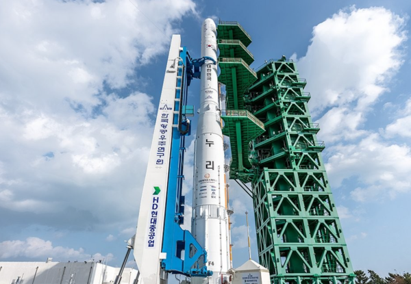 오는 27일 4차 발사에 나서는 한국형발사체 '누리호(KSLV-II)'가 전남 고흥 나로우주센터에서 기립한 모습. 사진/연합뉴스