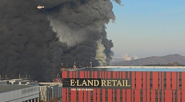​솟구치는 천안 이랜드 물류센터 화재 연기. 사진/연합뉴스