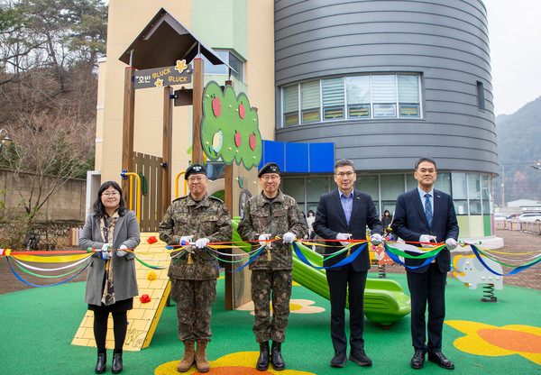 호반그룹, 육군 3군단 어린이집 '호반 무럭무럭 놀이터' 전달식