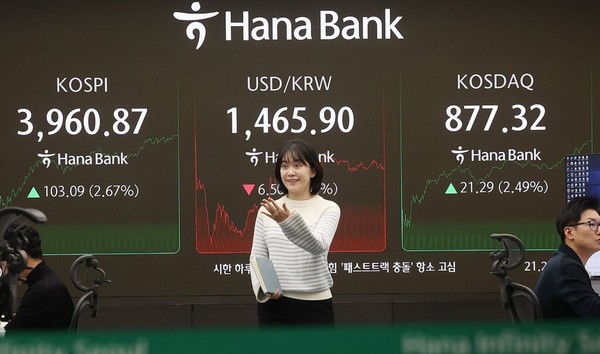 26일 코스피가 전 거래일 대비 103.09포인트(2.67%) 상승한 3690.87에 거래를 마감했다. 사진/연합뉴스