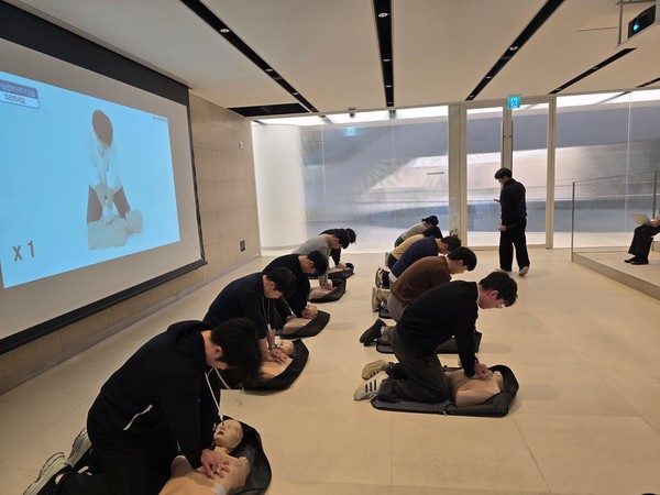 한국앤컴퍼니그룹 임직원들이 지난 26일 경기도 판교 본사 ‘테크노플렉스’에서 진행된 응급처치 및 심폐소생술 교육에서 마네킹을 이용해 심폐소생술(CPR) 실습을 하고 있다. 사진/한국앤컴퍼니그룹