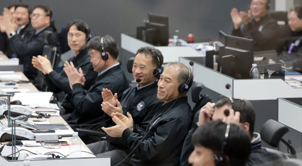 7일 전남 고흥군 나로우주센터 발사지휘센터에서 관계자들이 누리호 4차 시험발사의 성공을27일 전남 고흥군 나로우주센터 발사지휘센터에서 관계자들이 누리호 4차 시험발사의 성공을 축하하고 있다. 사진/연합뉴스