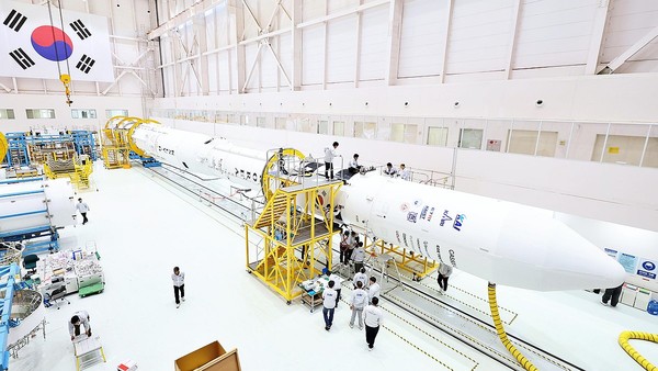 고흥 나로우주센터 조립동 총조립 중인 누리호 