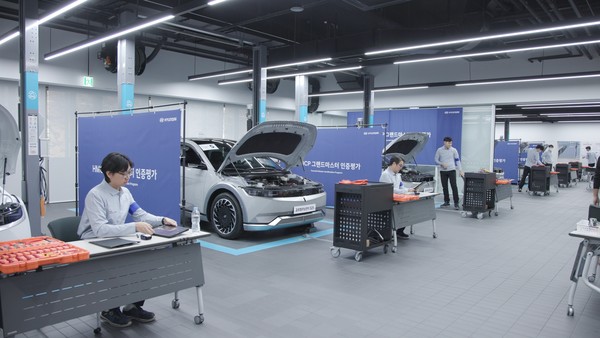 '2025 그랜드마스터 인증 평가’에 응시한 엔지니어들이 실기 평가를 치르고 있는 모습. 사진/현대자동차