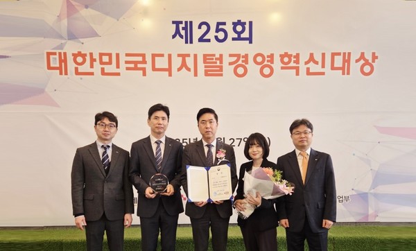 지난 27일 열린 ‘제25회 대한민국디지털경영혁신대상’에서 이주영 신용보증기금 전무이사(왼쪽에서 세 번째)가 부총리 겸 과학기술정보통신부 장관상을 받은 후 기념 촬영을 하고 있다.