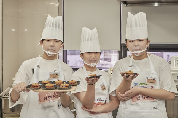 29일 서울 신대방동 SPC미래창조원에서 개최된 ‘제14회 내 꿈은 파티시에 대회’에서 아동부 대상을 수상한 '슈가러쉬' 팀이 ‘무화과보리쿠키’ 작품을 선보이고 있다. 사진/SPC그룹